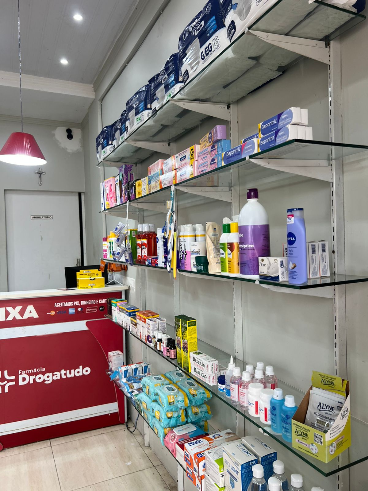 Prateleira de perfumaria, higiene e cuidados pessoais da Farmácia Drogatudo